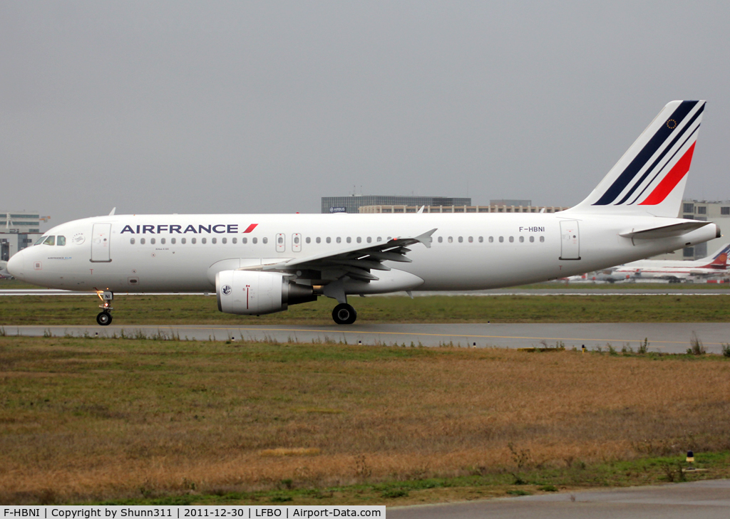 F-HBNI, 2011 Airbus A320-214 C/N 4820, Taxiing holding point rwy 32R for departure...