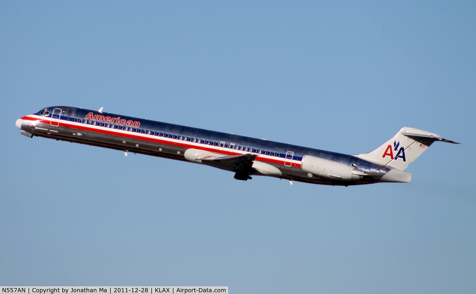 N557AN, 1991 McDonnell Douglas MD-82 (DC-9-82) C/N 53087, An American MD-82 soars away with engines roaring