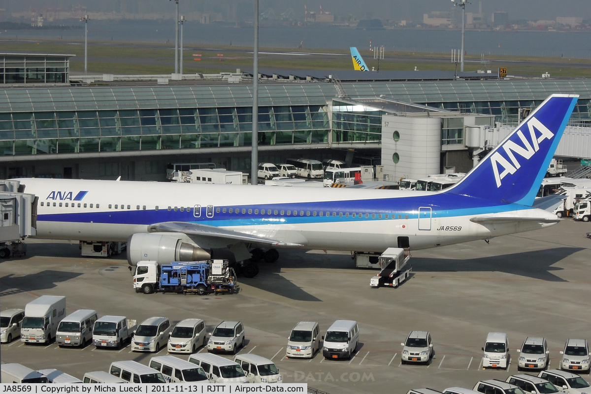 JA8569, 1993 Boeing 767-381 C/N 27050, At Haneda
