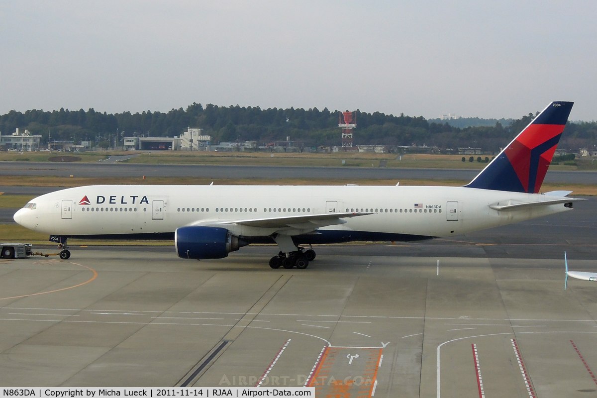 N863DA, 1999 Boeing 777-232 C/N 29735, At Narita