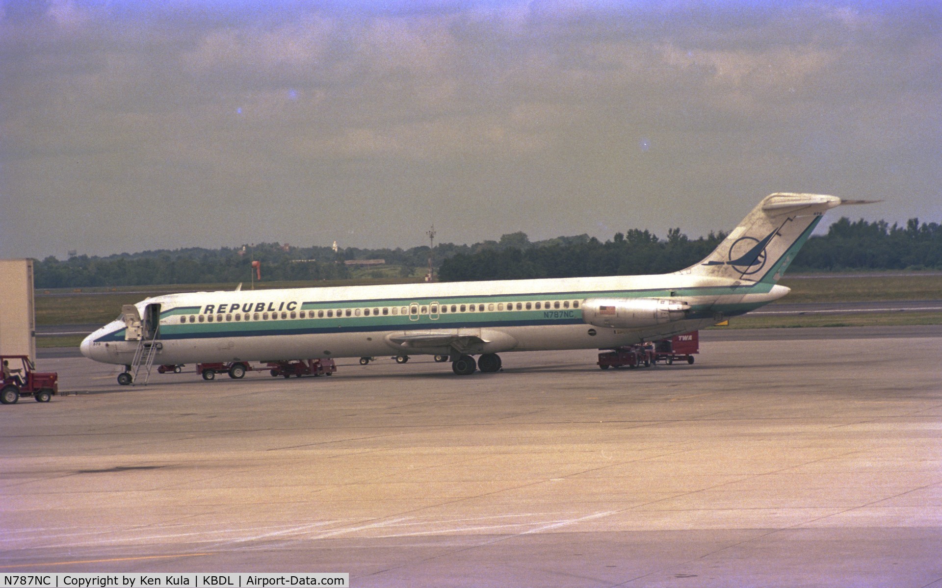 N787NC, 1980 McDonnell Douglas DC-9-51 C/N 48149, N787NC Republic Airlines at KBDL
