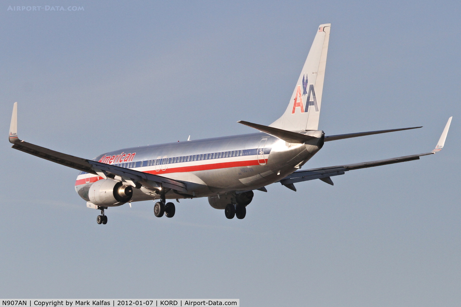 N907AN, 1999 Boeing 737-823 C/N 29509, American Airlines Boeing 737-823, AAL1605 arriving from KBOS, RWY 28 approach KORD.