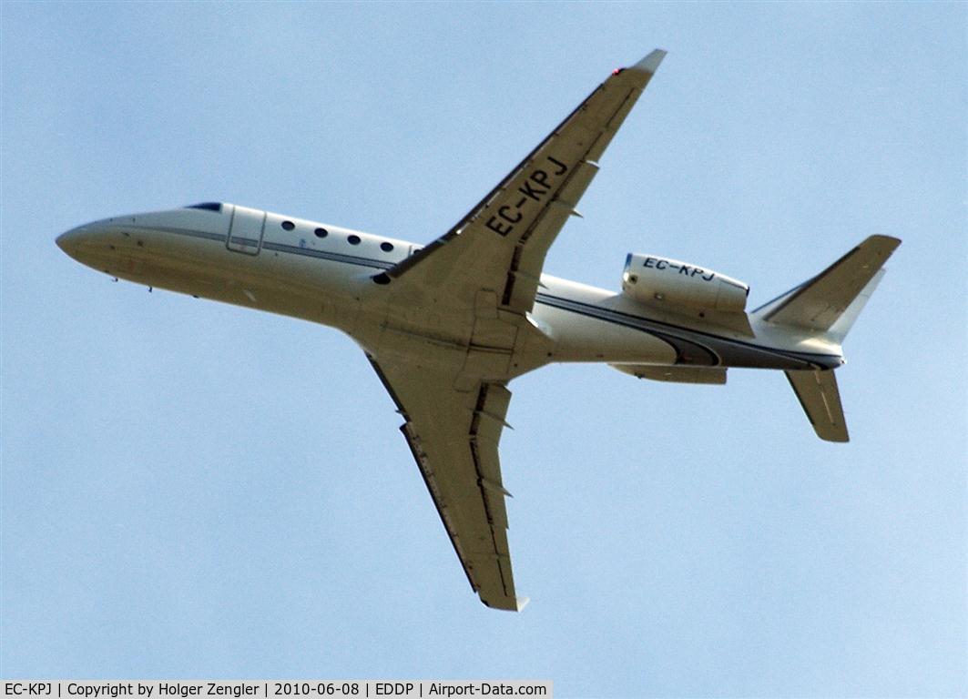 EC-KPJ, 2007 Israel Aerospace Industries Gulfstream G150 C/N 243, Shortly after take-off on rwy 26R