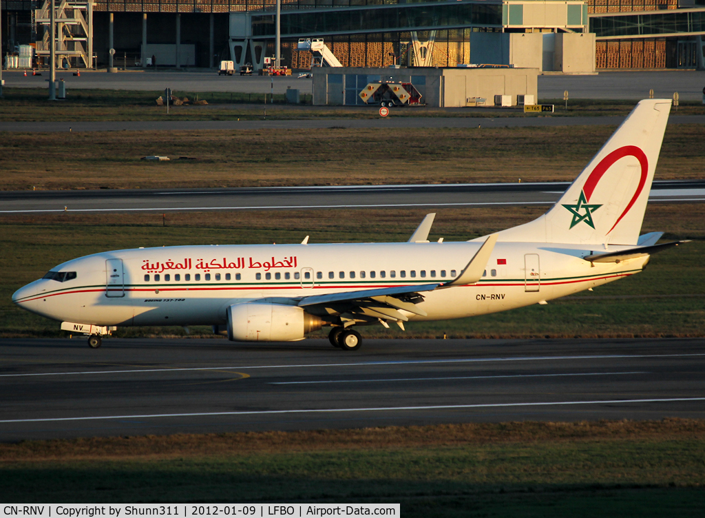 CN-RNV, 2002 Boeing 737-7B6 C/N 28988, Backtracking rwy 32L to the Terminal... new c/s