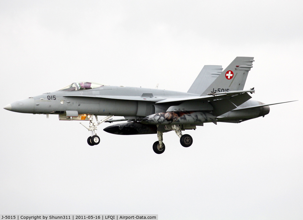 J-5015, McDonnell Douglas F/A-18C Hornet C/N 1361/SFC015, On landing with special NATO Tiger Meet c/s on the fuelling pods...