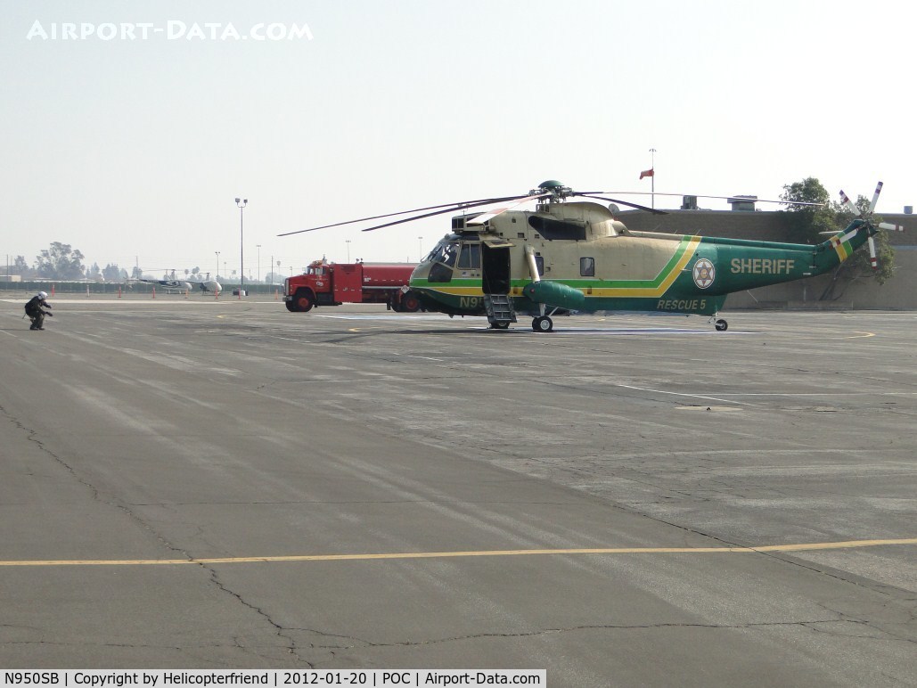 N950SB, Sikorsky SH-3H Sea King C/N 61372, Crew member checking to insure ship is clear before signalling to turn the rotors