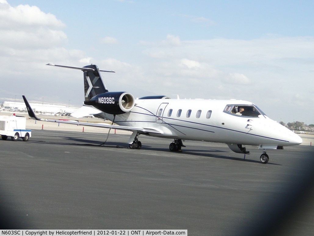 N603SC, 1996 Learjet 60 C/N 096, Waiting for passengers to arrive