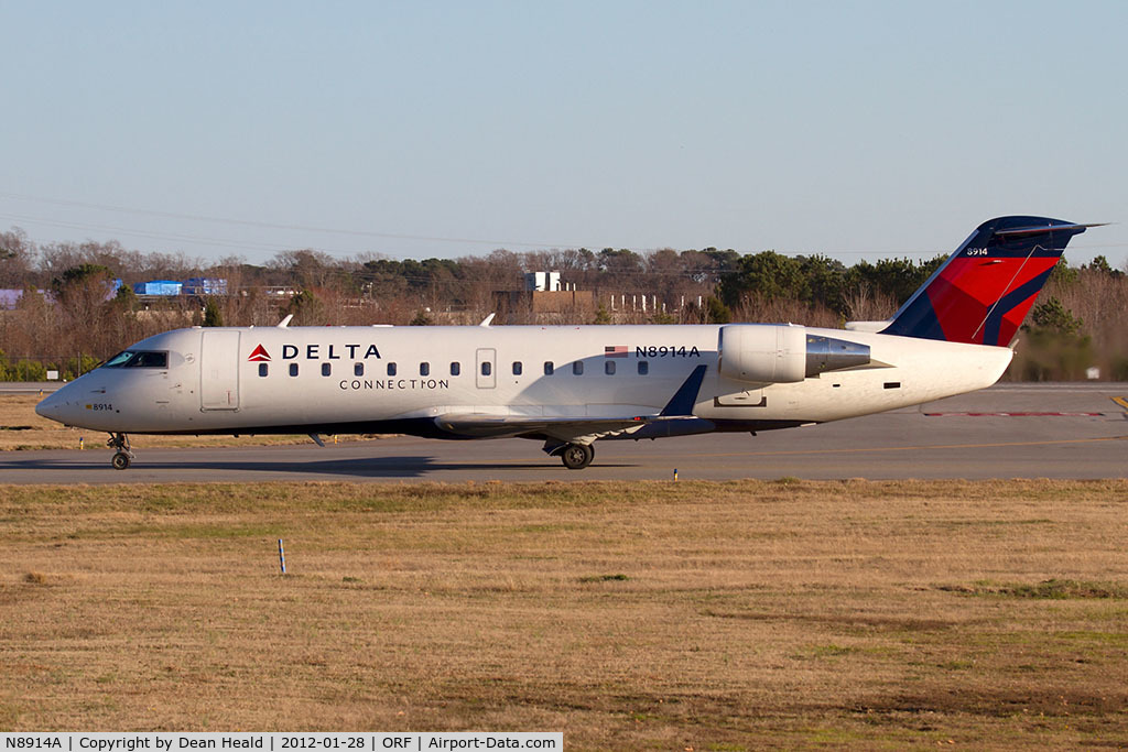 N8914A, 2004 Bombardier CRJ-200 (CL-600-2B19) C/N 7914, Delta Connection (Pinnacle Airlines) N8914A (FLT FLG4184) taxiing to RWY 23 for departure to Detroit Metro Wayne County (KDTW).