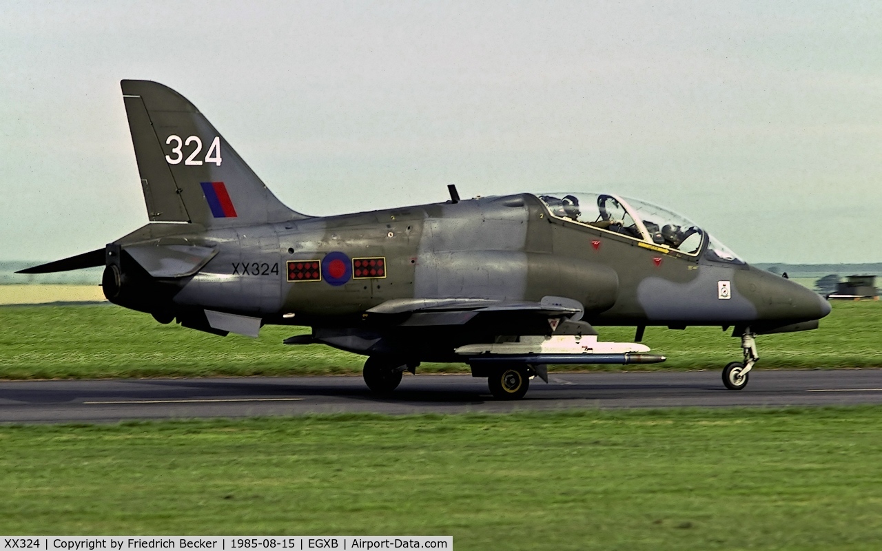 XX324, 1980 Hawker Siddeley Hawk T.1A C/N 168/312149, taxying to the active at RAF Binbrook