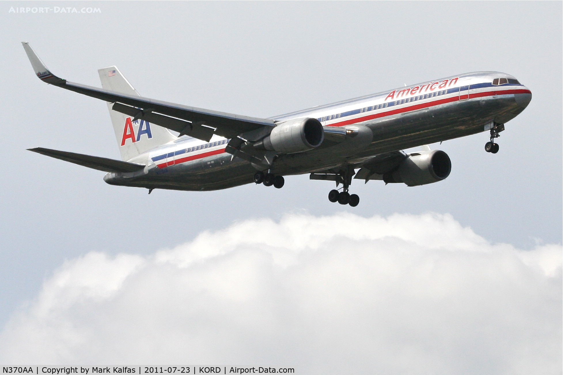 N370AA, 1992 Boeing 767-323 C/N 25197, American Airlines N370AA on approach RWY 10 KORD.