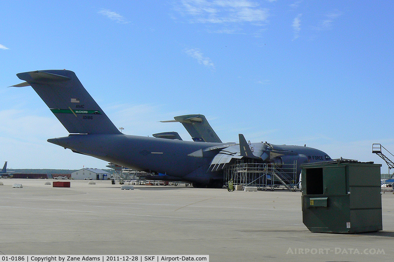01-0186, 2001 Boeing C-17A Globemaster III C/N P-86, USAF C-17 at Kelly AFB