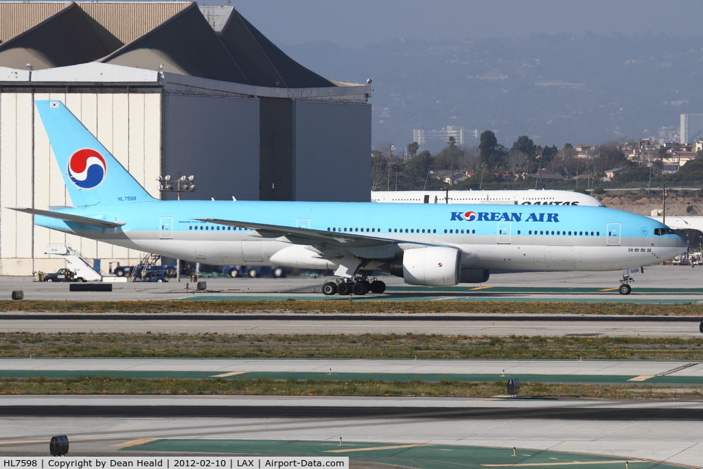 HL7598, 1988 Boeing 777-2B5/ER C/N 27949, Korean Air HL7598 taxiing to the Tom Bradley International Terminal after arrival on the North Complex.