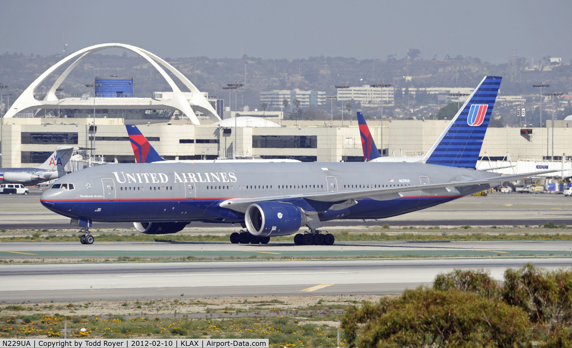 N229UA, 2002 Boeing 777-222 C/N 30557, Just arrived at LAX on 25L
