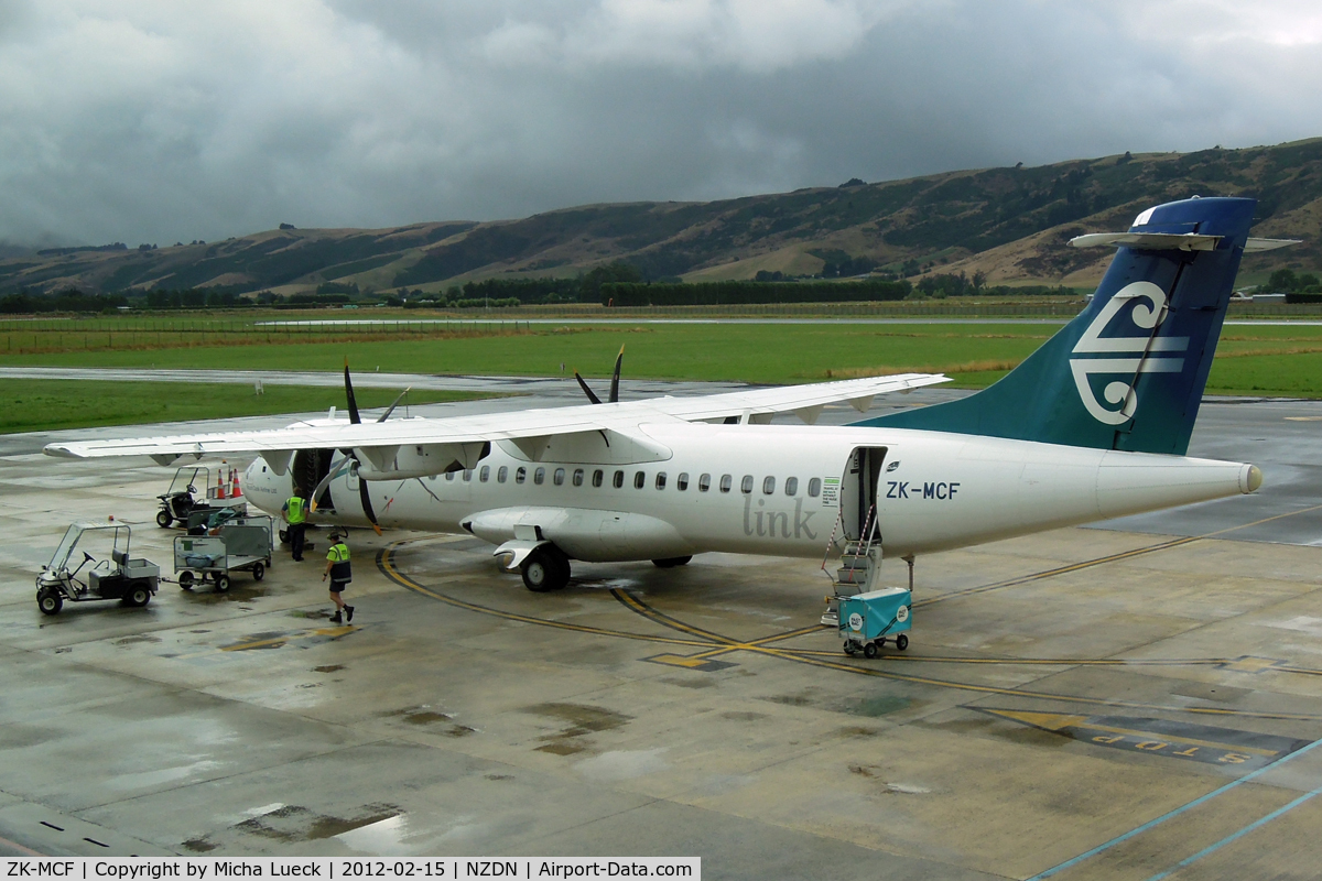 ZK-MCF, 1999 ATR 72-212A C/N 600, At Dunedin