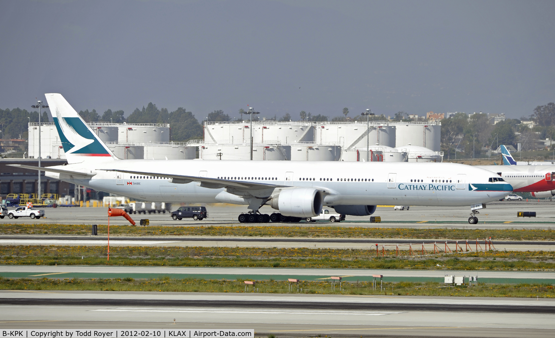 B-KPK, 2009 Boeing 777-367/ER C/N 36158, Taxiing to gate