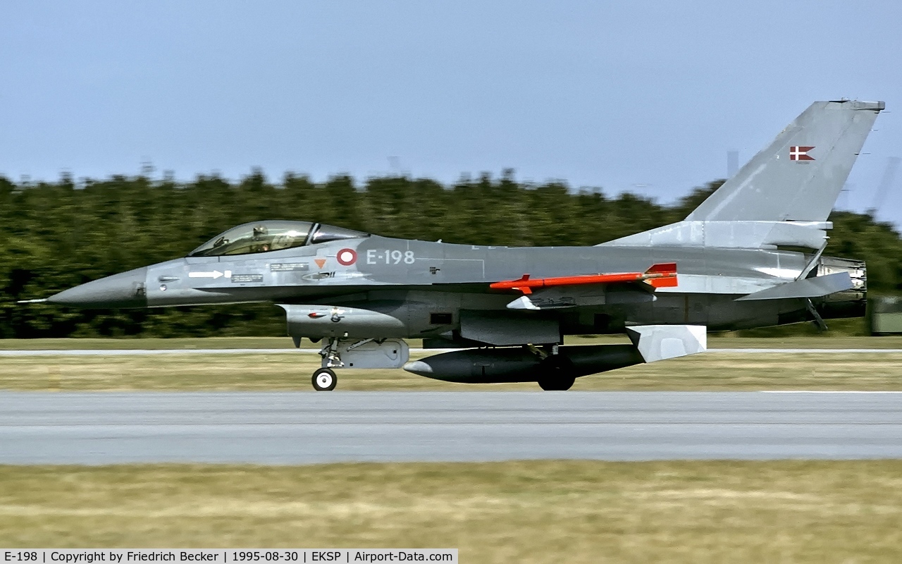 E-198, SABCA F-16AM Fighting Falcon C/N 6F-25, decelerating after touchdown