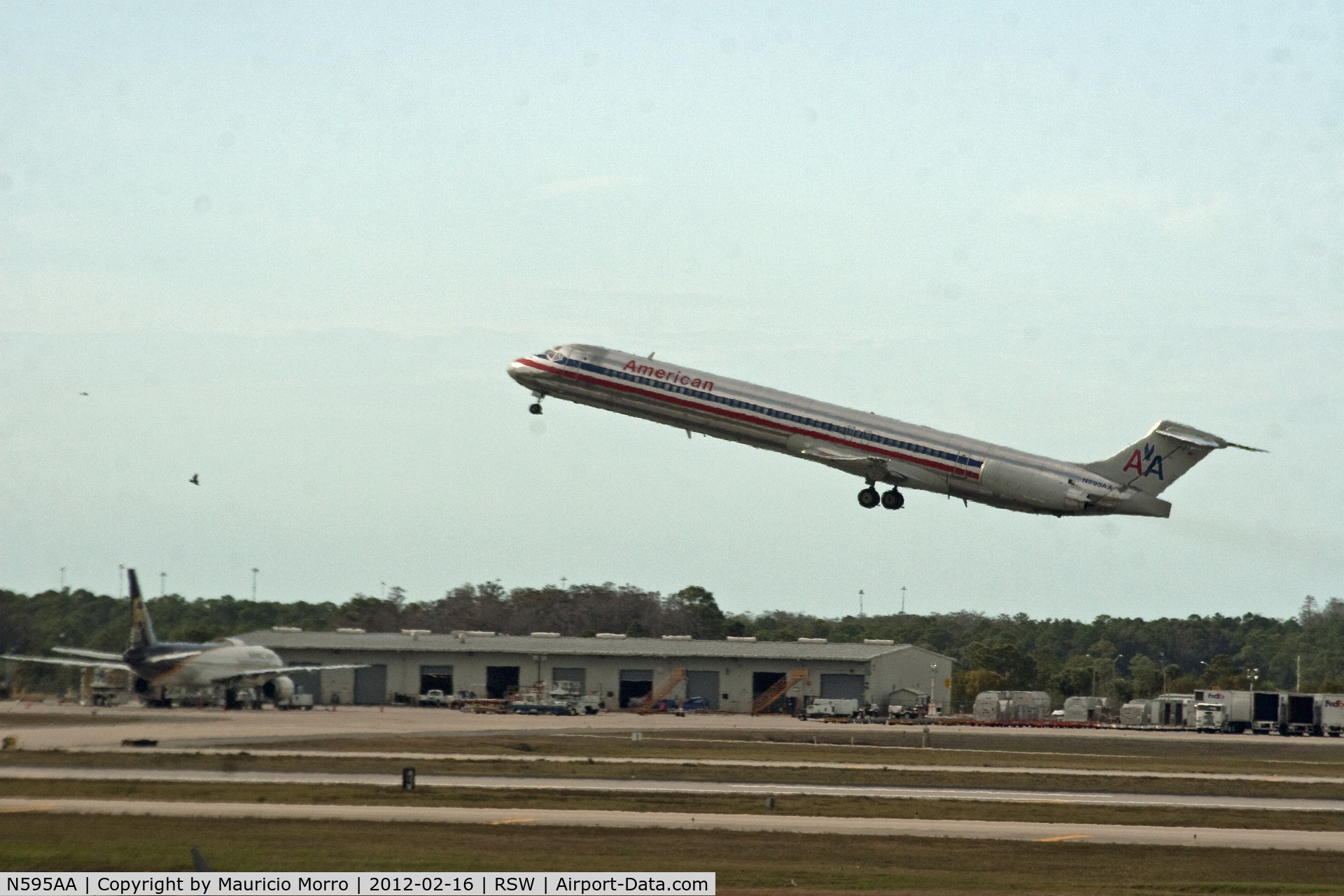 N595AA, 1992 McDonnell Douglas MD-83 (DC-9-83) C/N 53285, MD-83 taking off at RSW