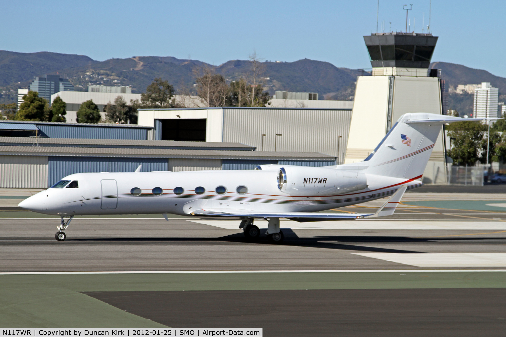 N117WR, 2005 Gulfstream Aerospace GIV-X (G350) C/N 4015, Taking off from Santa Monica