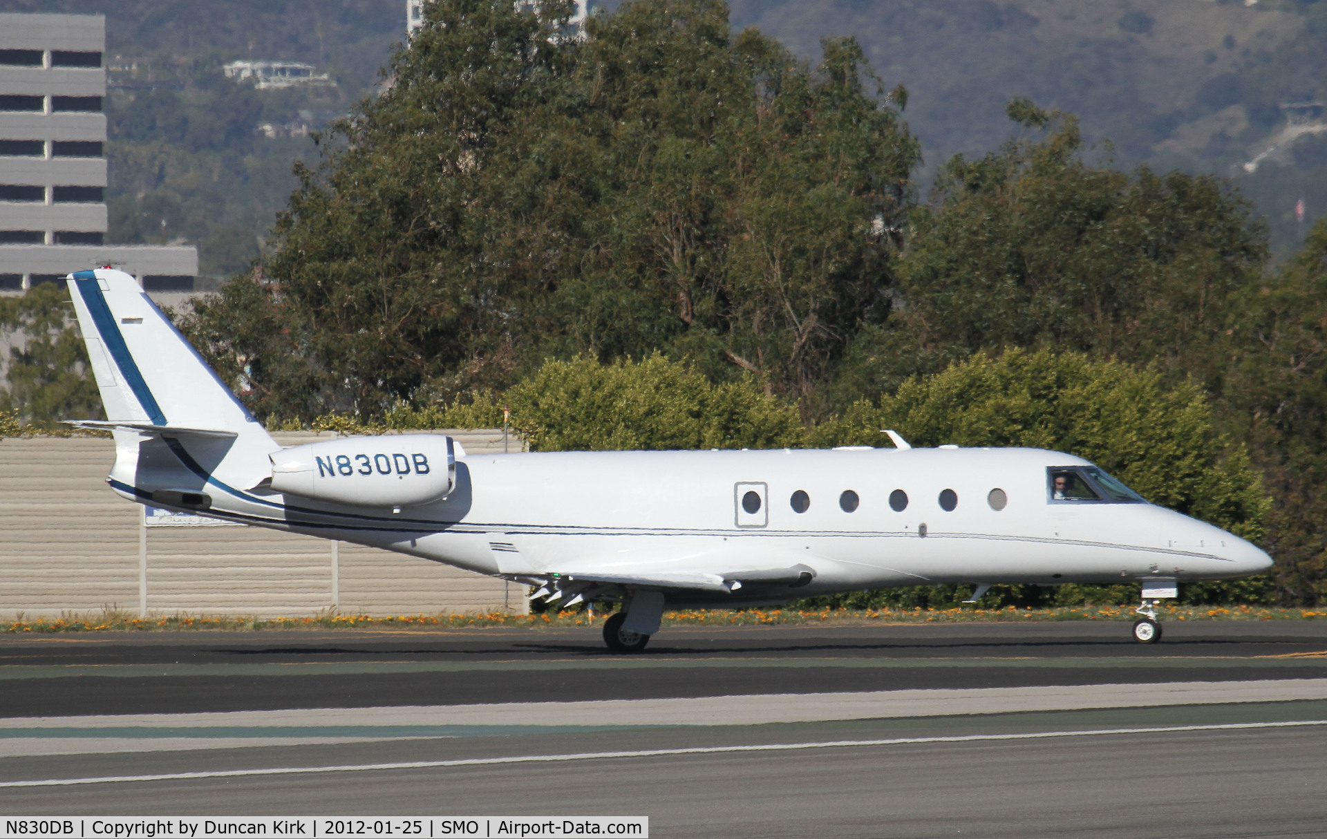 N830DB, 2006 Israel Aircraft Industries Gulfstream G150 C/N 206, Holding short for take-off at Santa Monica