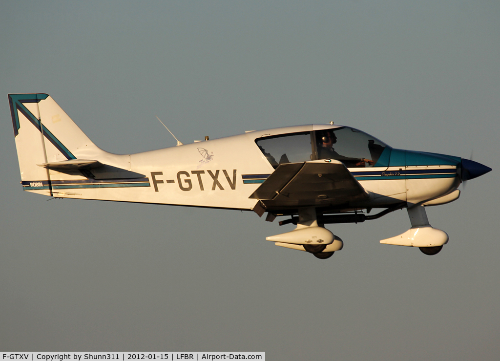 F-GTXV, Robin DR-400-120 C/N 2420, On landing...