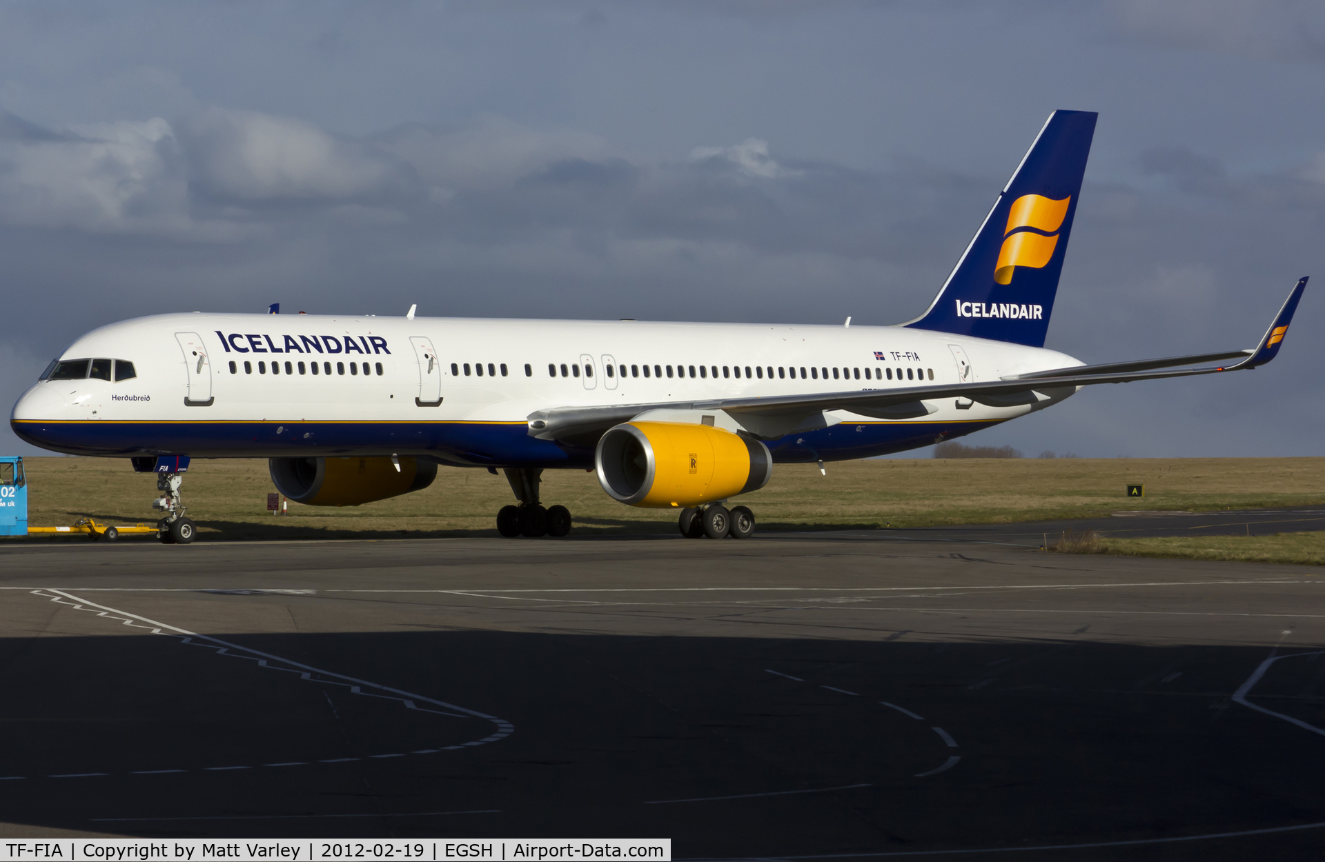 TF-FIA, 2000 Boeing 757-256 C/N 29310, Being towed to stand 8 after spray by Air Livery.