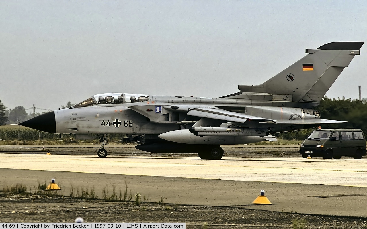 44 69, Panavia Tornado IDS C/N 427/GS126/4169, taxying to the active