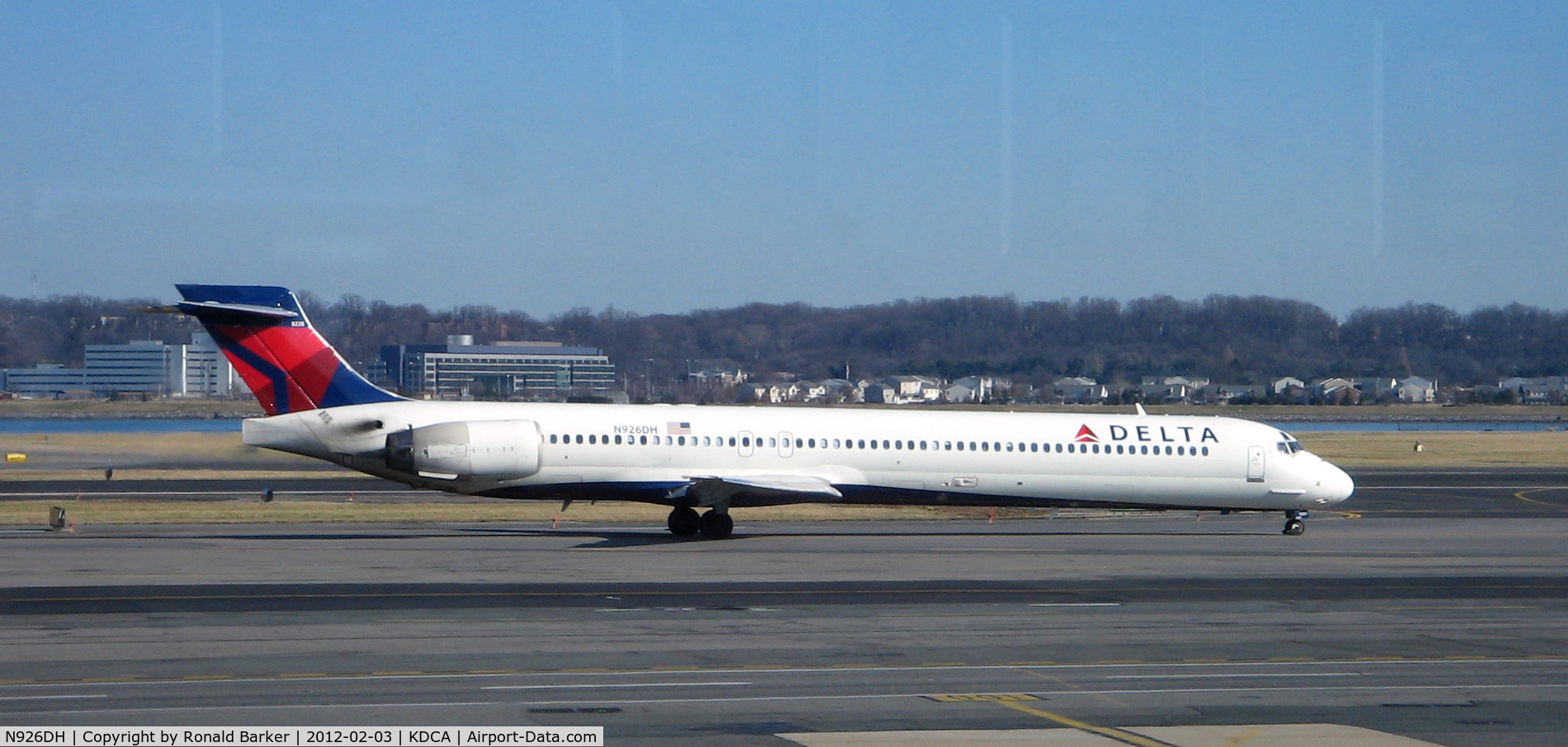 N926DH, 1998 McDonnell Douglas MD-90-30 C/N 53588, DCA, VA