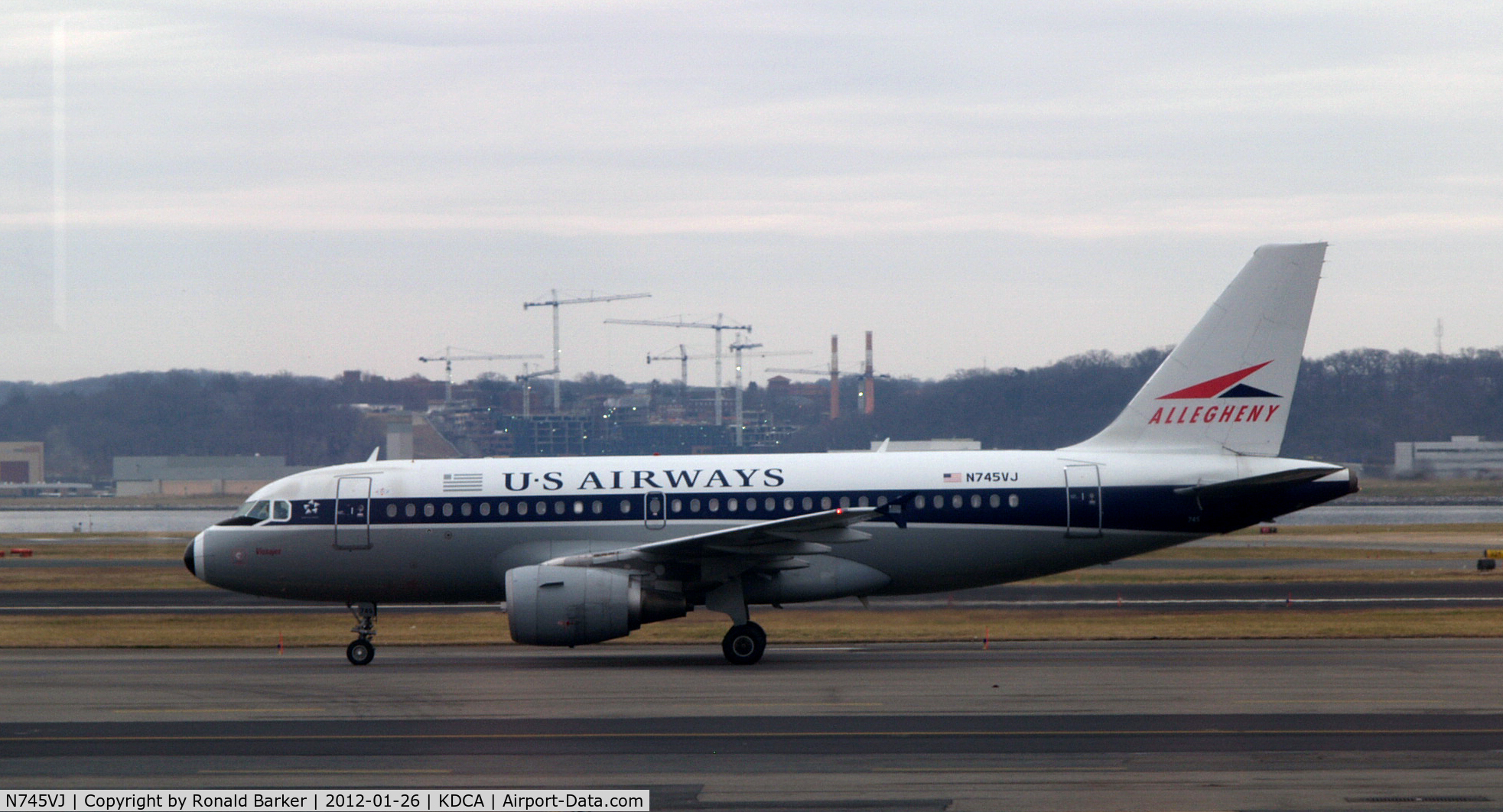 N745VJ, 2000 Airbus A319-112 C/N 1289, Taxi DCA, VA