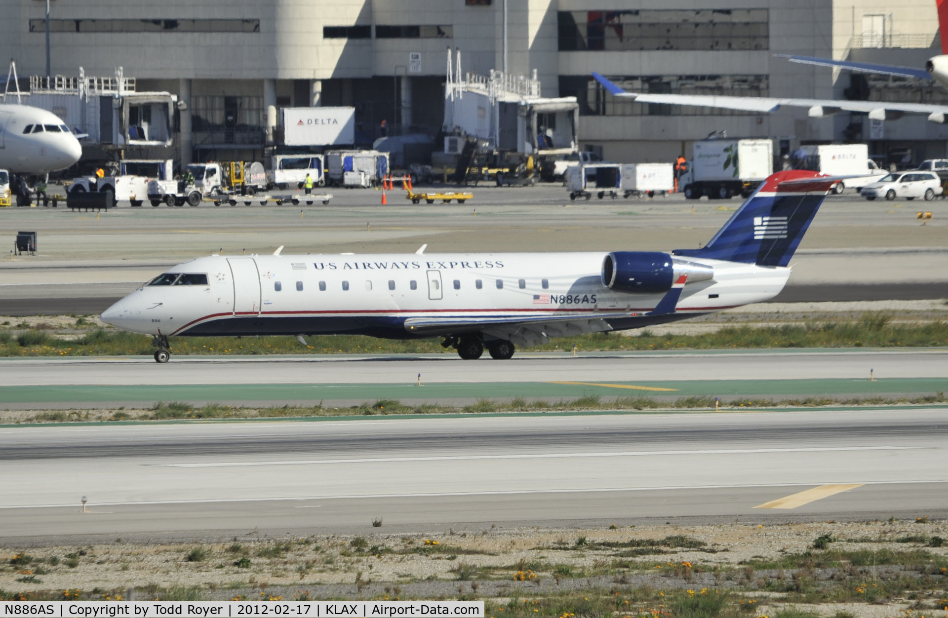 N886AS, 2001 Bombardier CRJ-200ER (CL-600-2B19) C/N 7531, Arriving at LAX