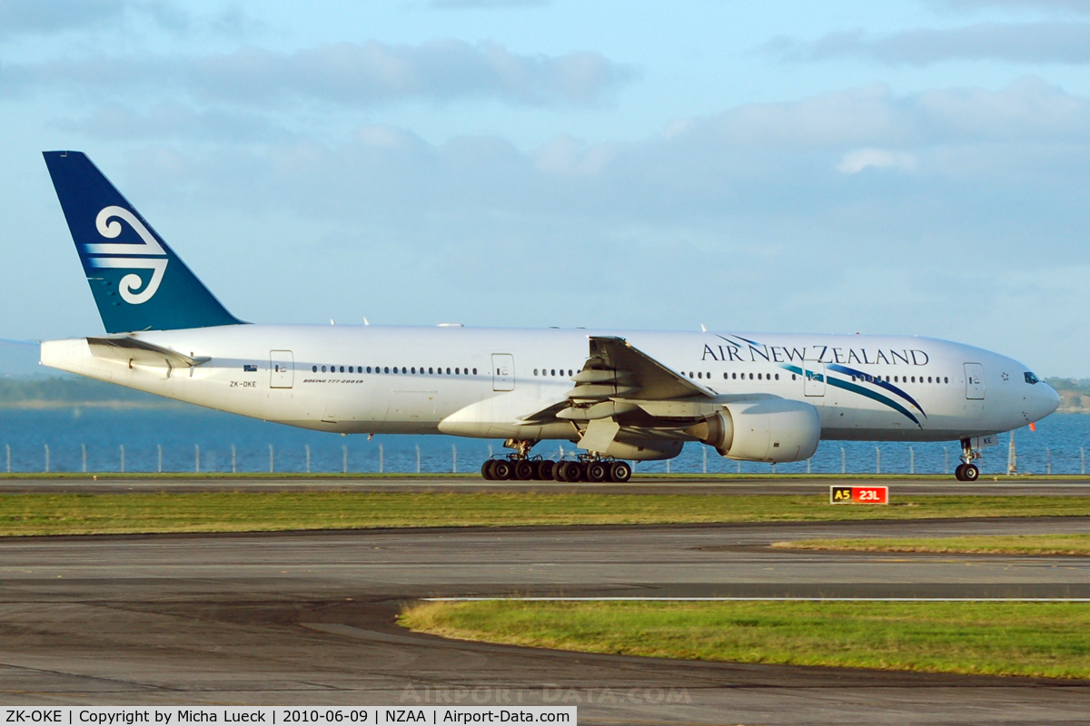 ZK-OKE, 2006 Boeing 777-219/ER C/N 32712, At Auckland