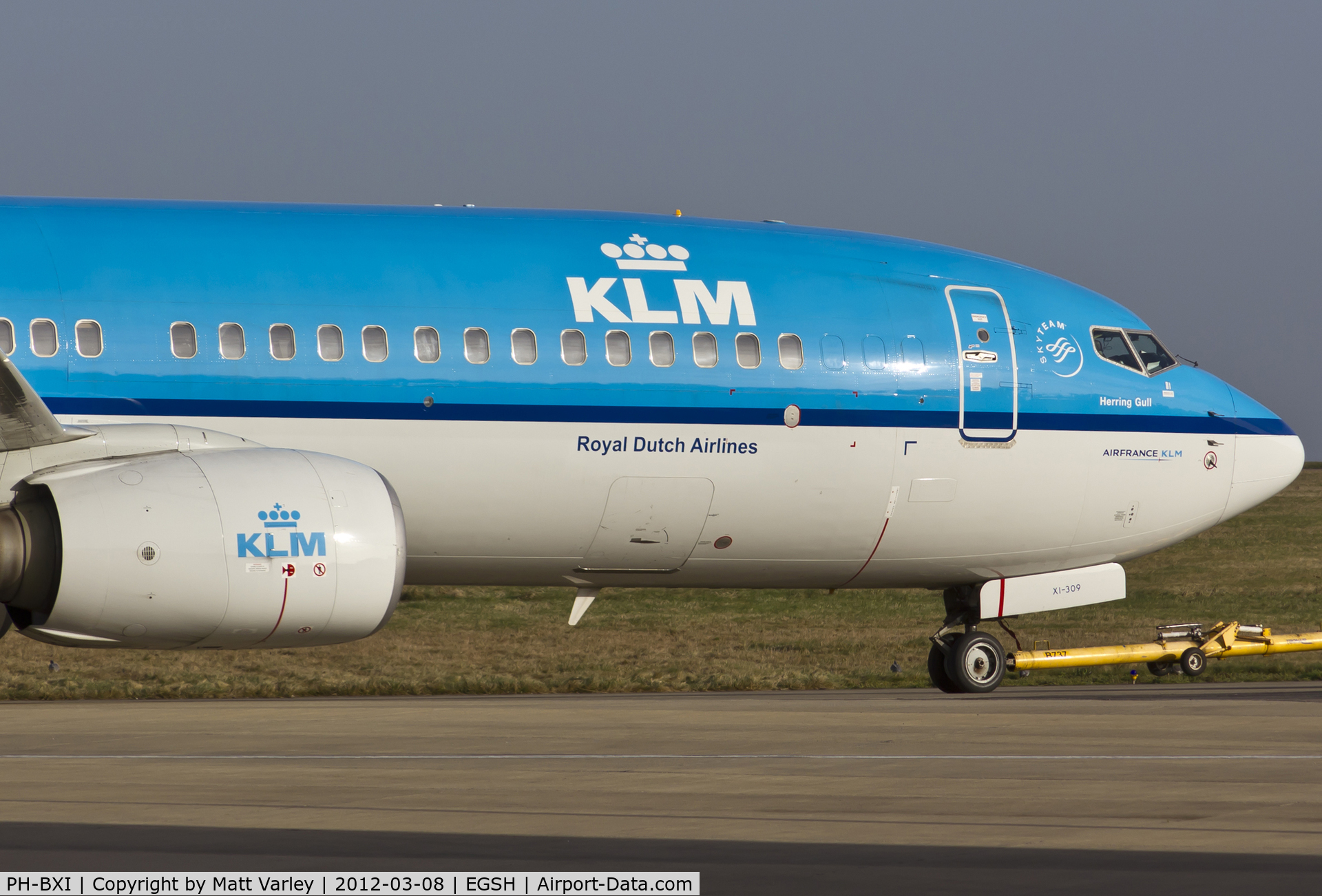 PH-BXI, 2000 Boeing 737-8K2 C/N 30358, Being towed to KLM Engineering.