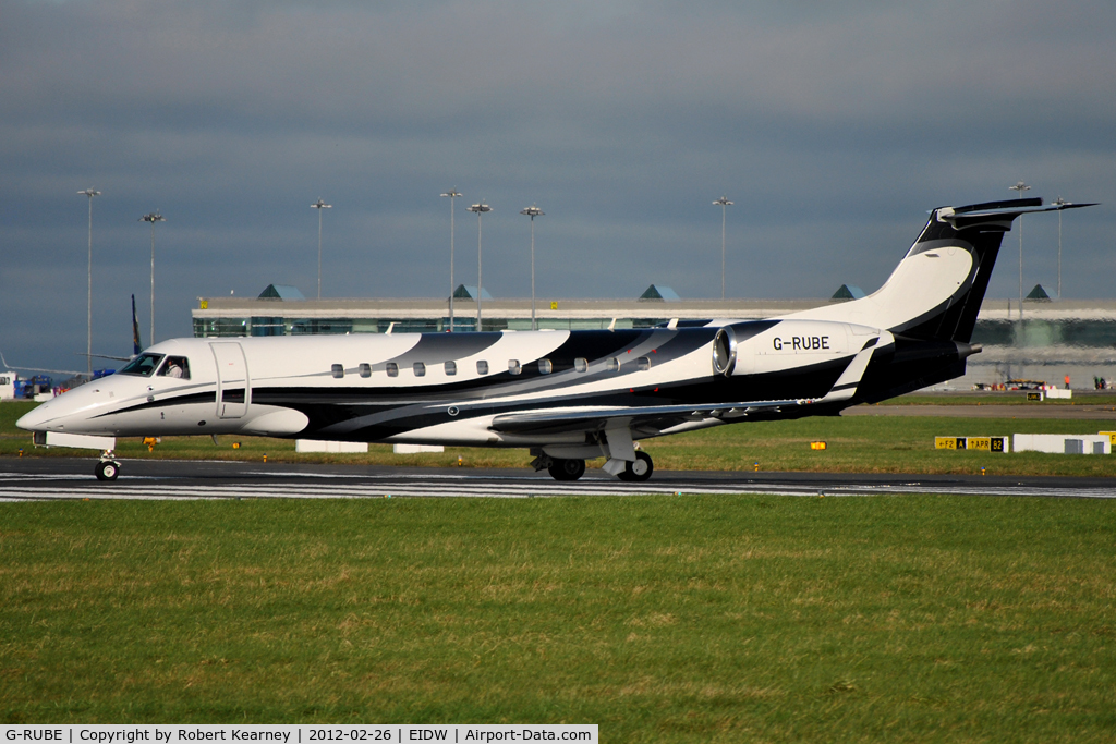 G-RUBE, 2009 Embraer EMB-135BJ Legacy C/N 14501100, Lining up r/w 28