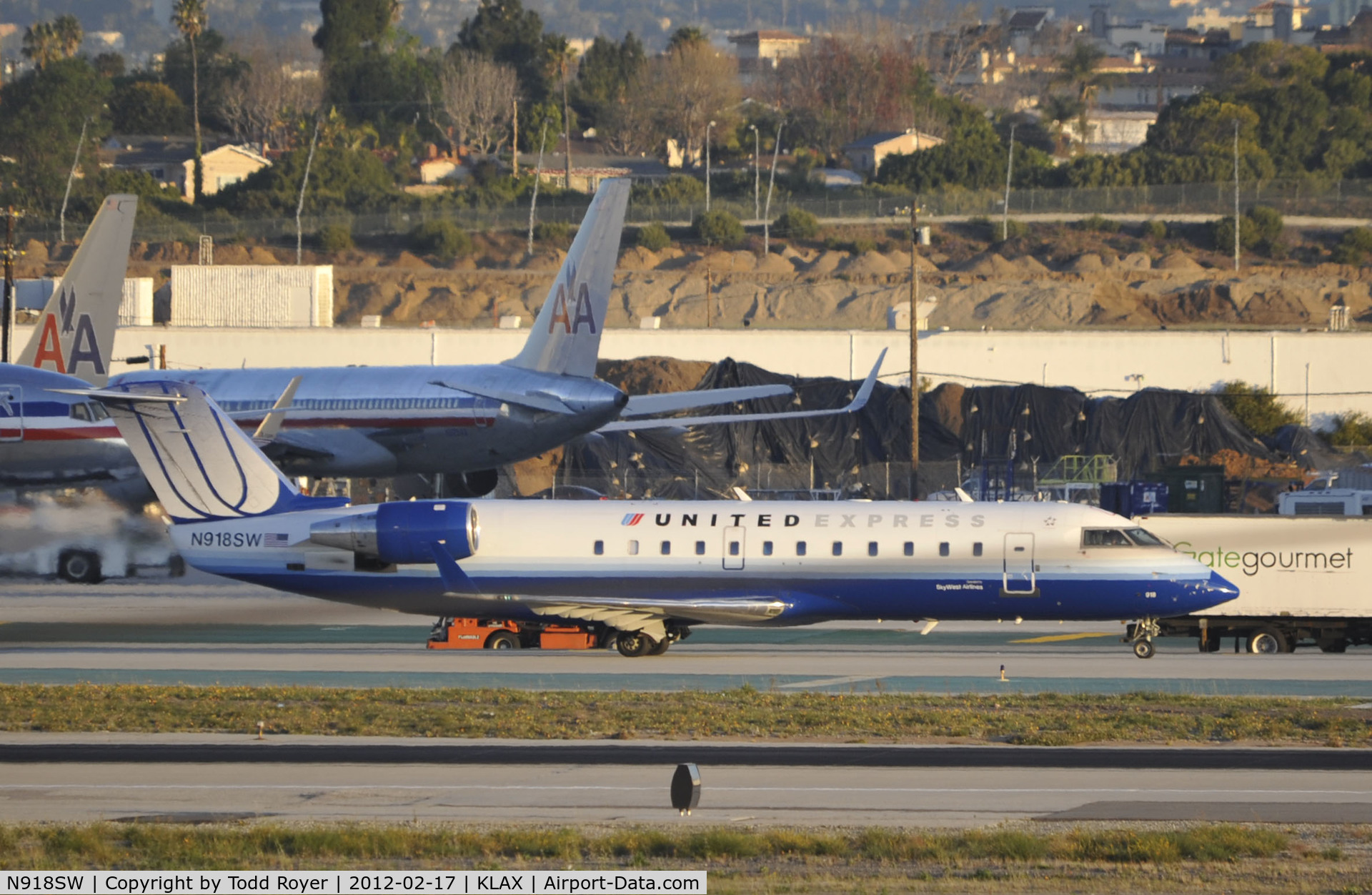 N918SW, 2002 Bombardier CRJ-200LR (CL-600-2B19) C/N 7645, taxiing to gate