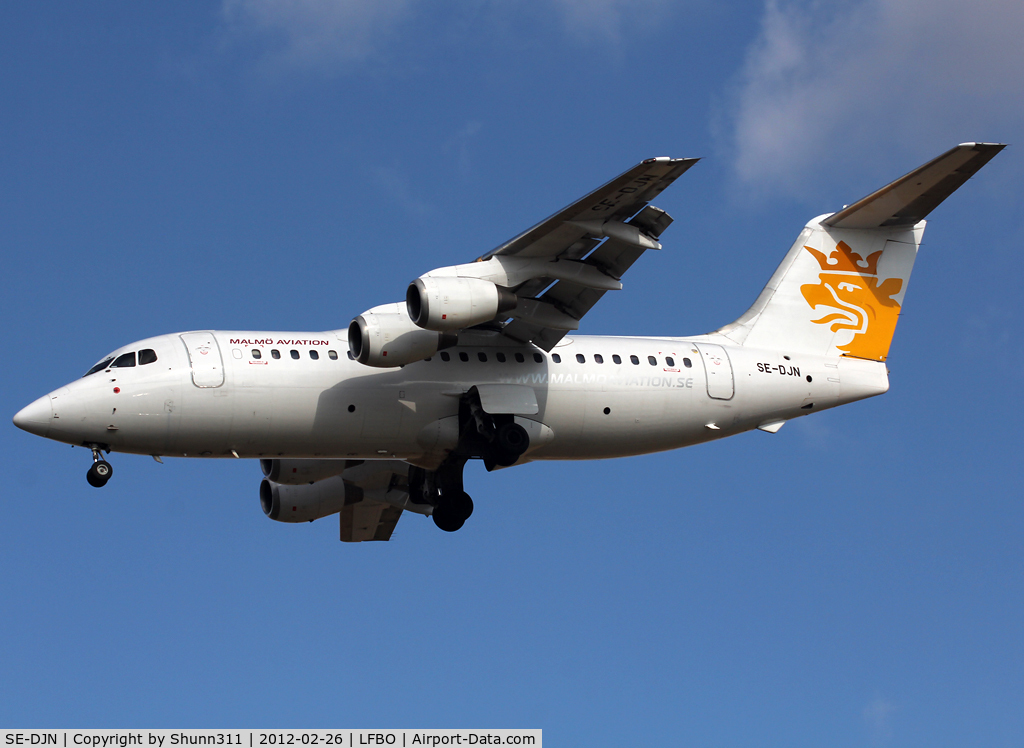 SE-DJN, 1993 British Aerospace Avro 146-RJ85 C/N E.2231, Landing rwy 32L