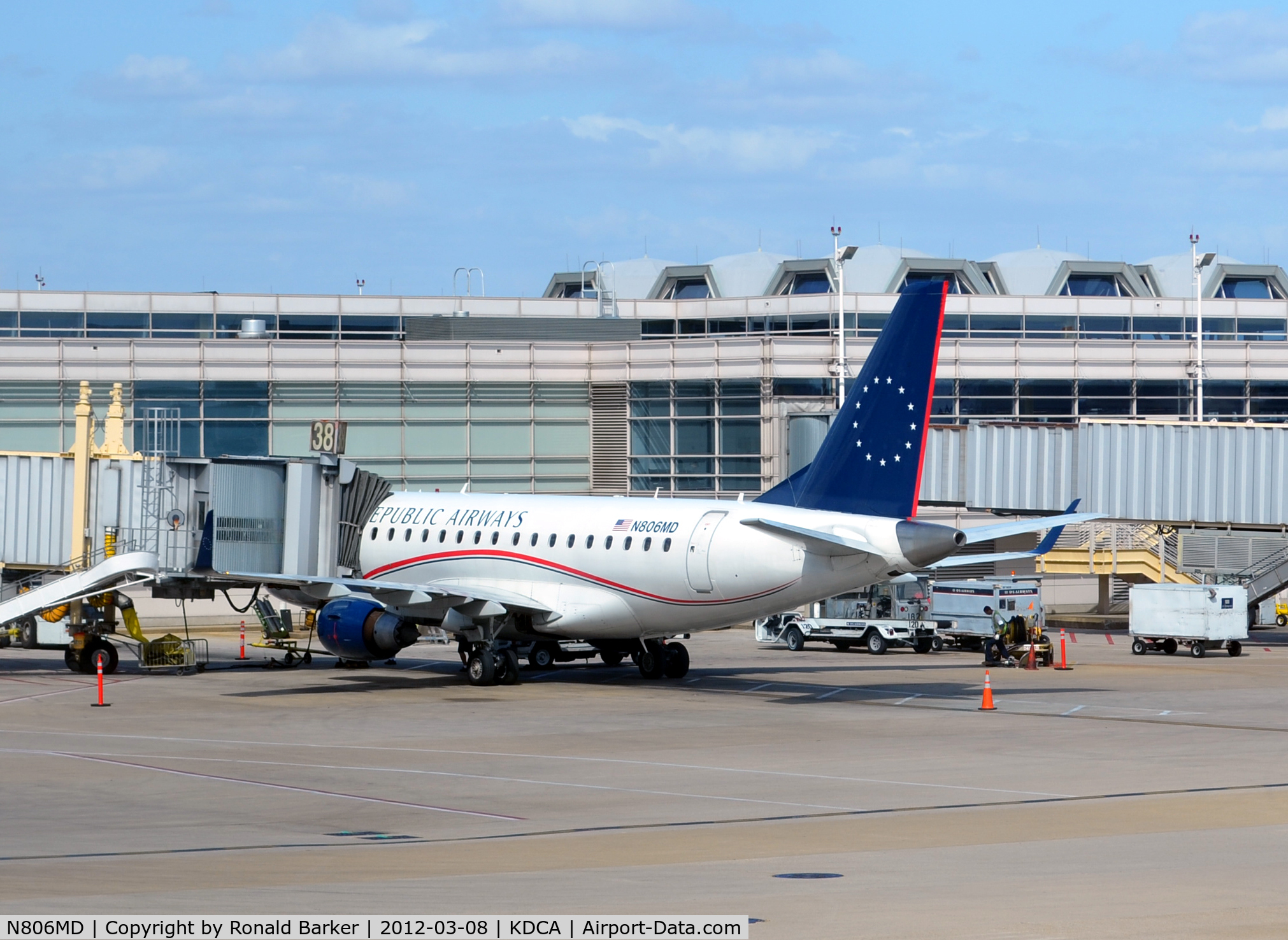 N806MD, 2004 Embraer 170SU (ERJ-170-100SU) C/N 17000019, DCA, VA