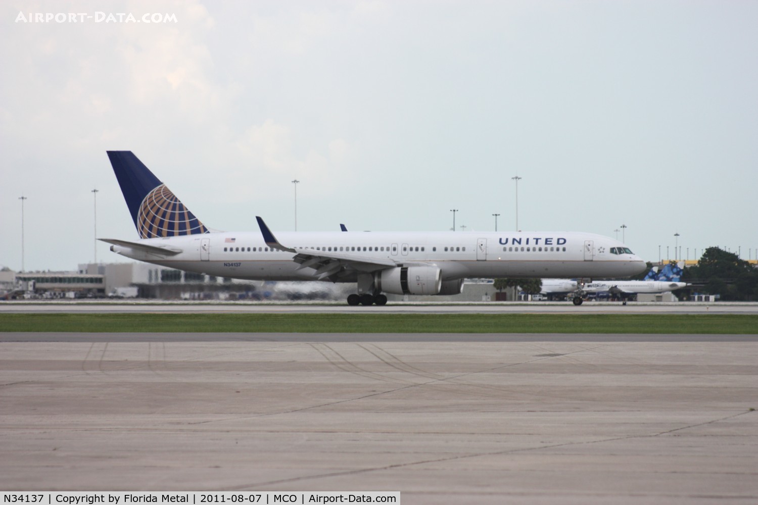 N34137, 1999 Boeing 757-224 C/N 30229, United 757