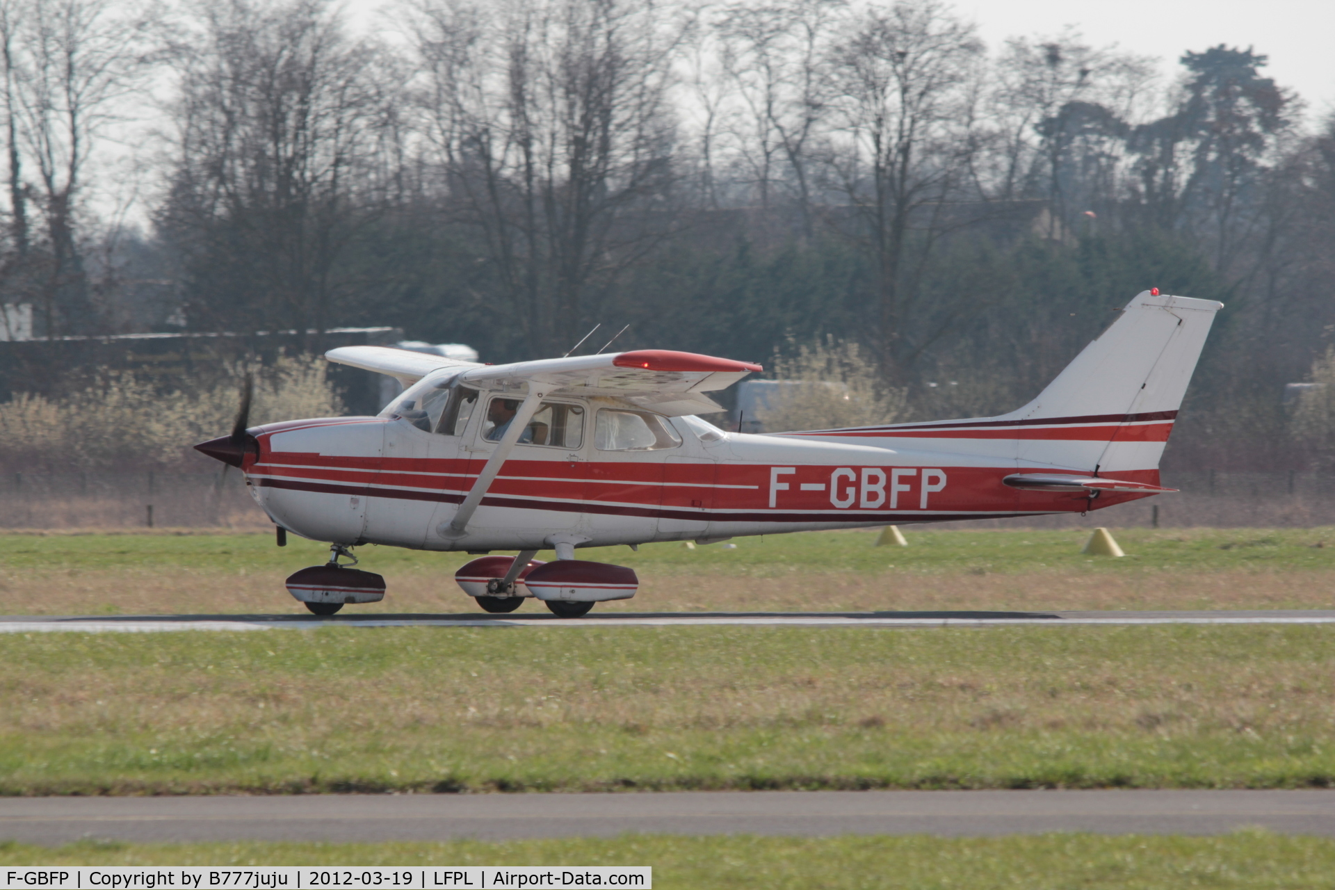 F-GBFP, Reims F172N Skyhawk C/N 1720, on landing at Lognes