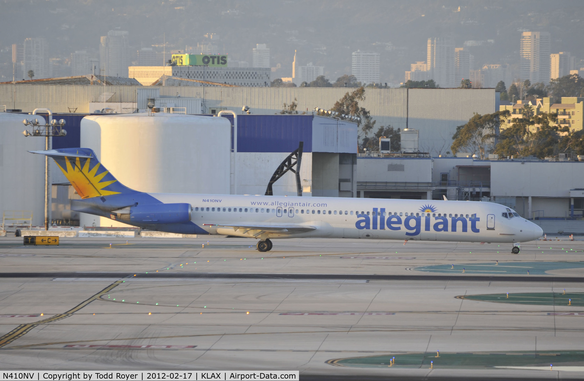 N410NV, 1992 McDonnell Douglas MD-83 (DC-9-83) C/N 49965, Taxiing to gate at LAX