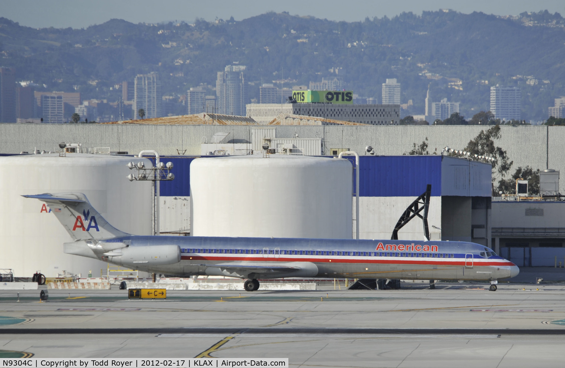 N9304C, 1987 McDonnell Douglas MD-83 (DC-9-83) C/N 49530, Taxiing to gate at LAX