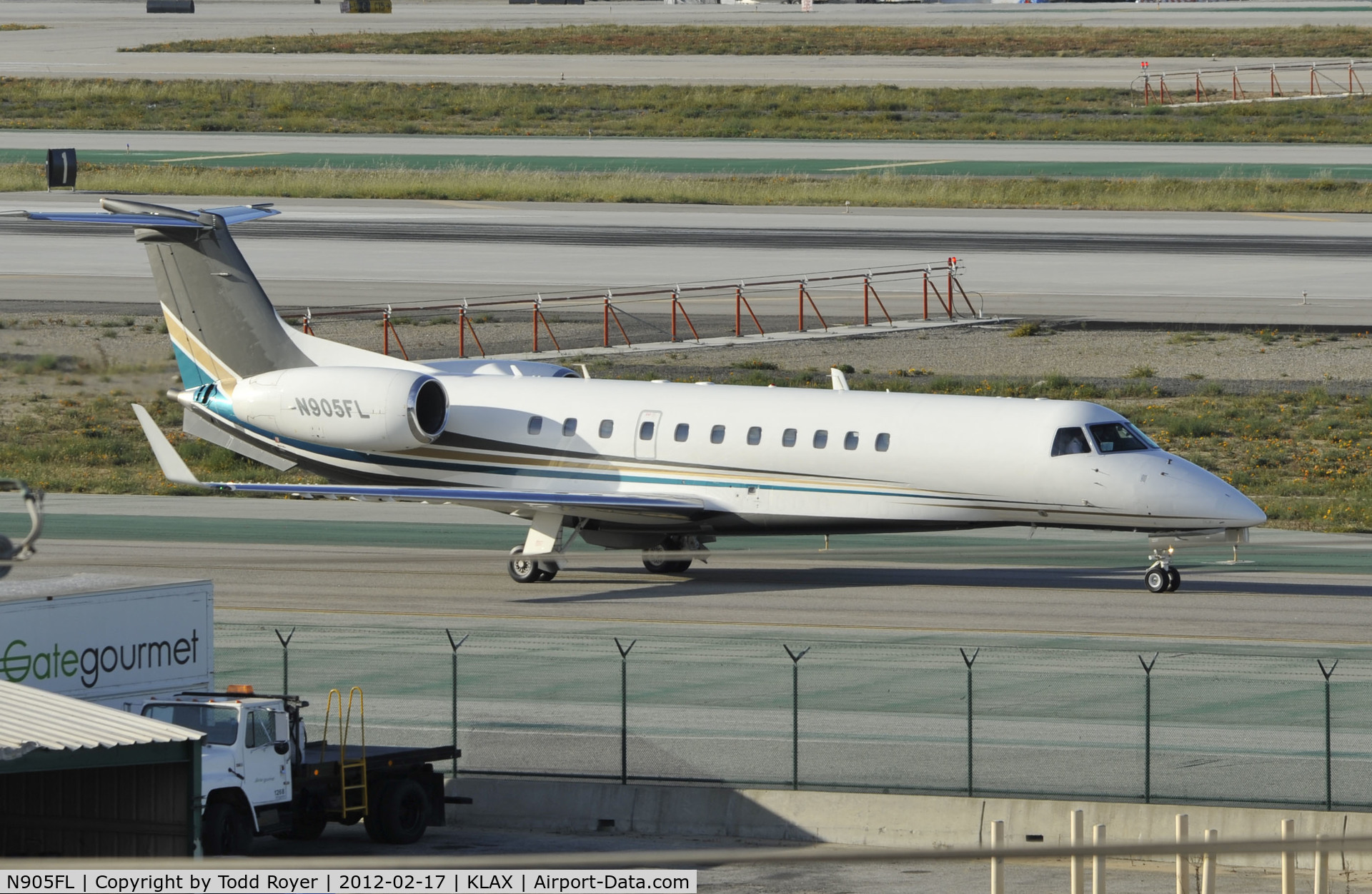 N905FL, 2004 Embraer ERJ-135BJ Legacy C/N 145775, Taxiing to parking at LAX