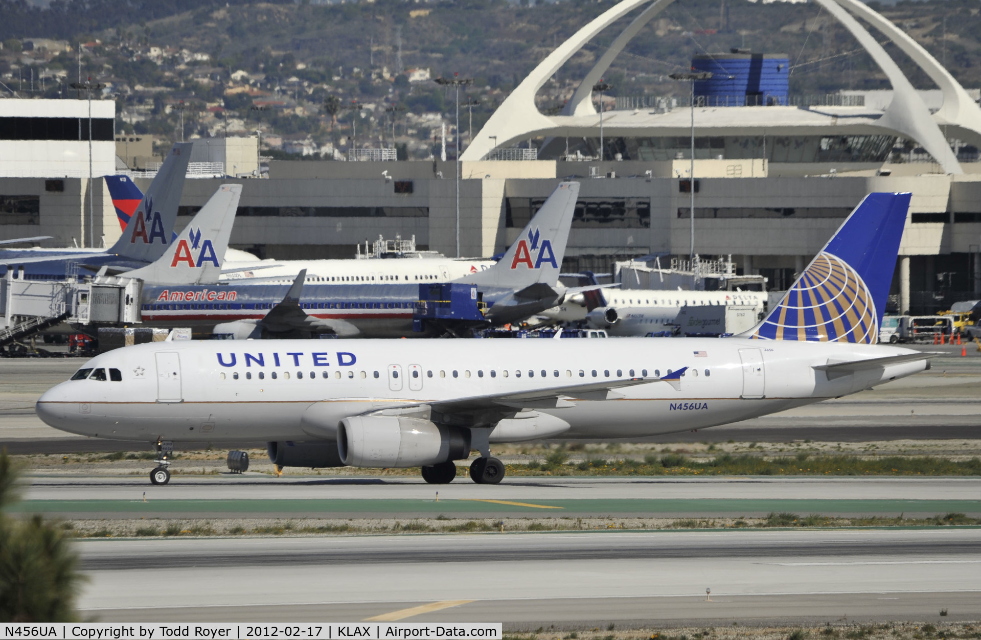 N456UA, 1999 Airbus A320-232 C/N 1128, Taxiing to gate at LAX
