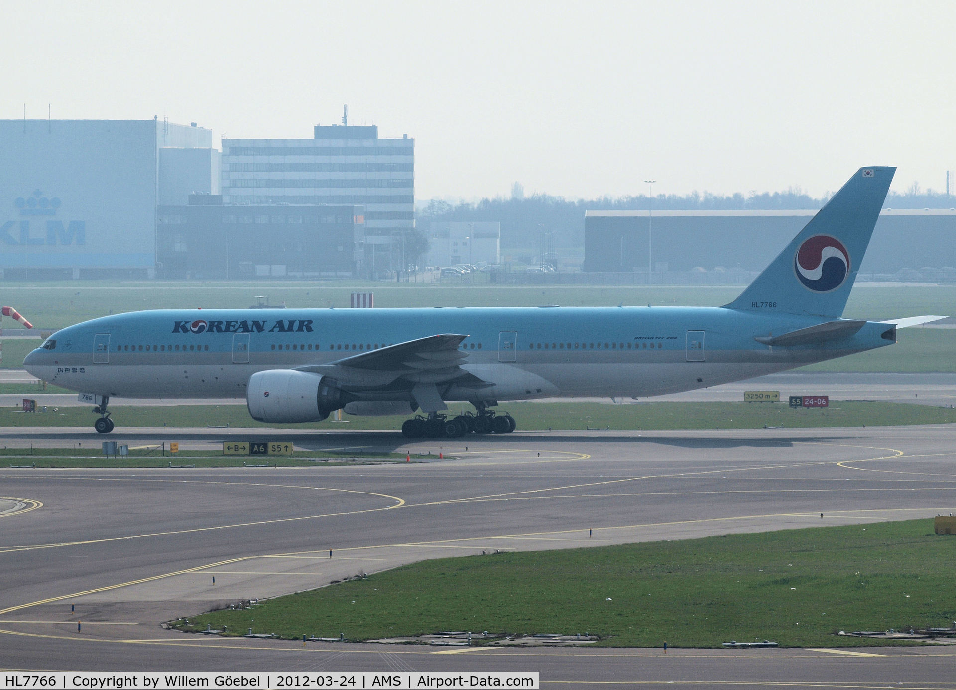 HL7766, 2008 Boeing 777-2B5/ER C/N 34213/730, Arrival on Schiphol Airport and taxi to the gate