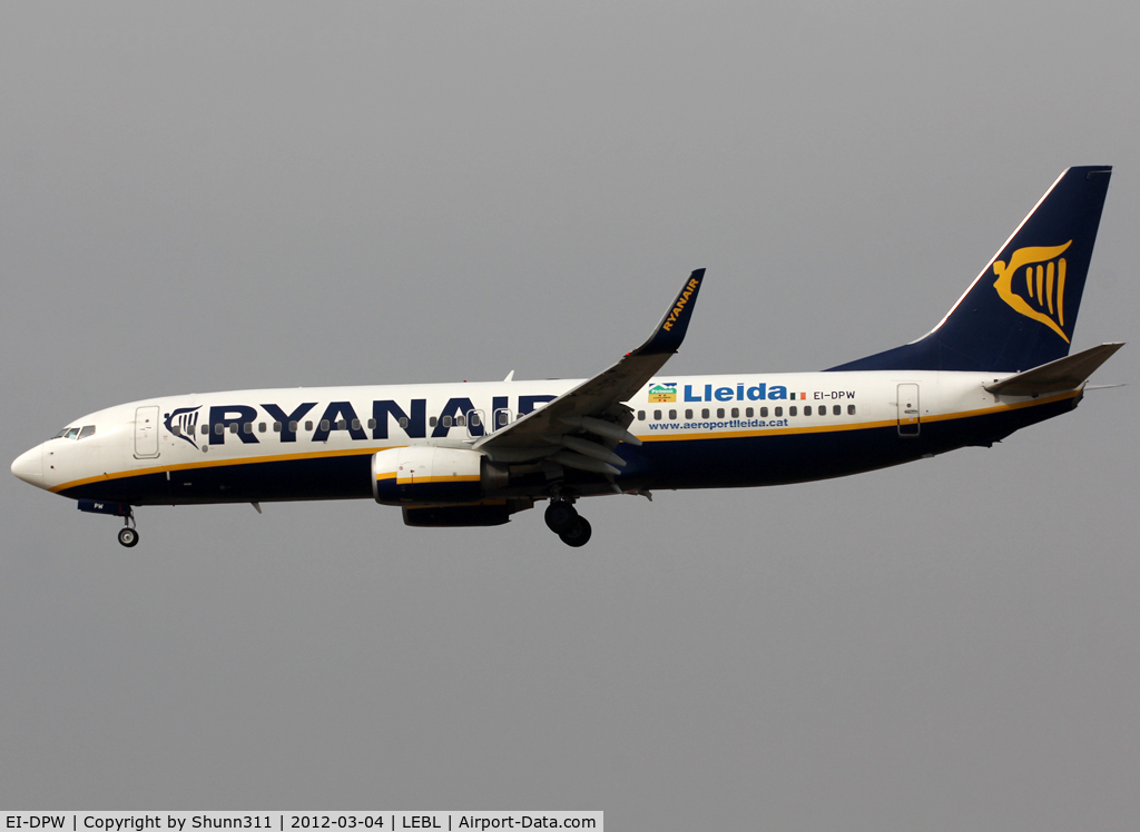EI-DPW, 2007 Boeing 737-8AS C/N 35552, Landing rwy 25R with additional 'Lleida Airport' sticker
