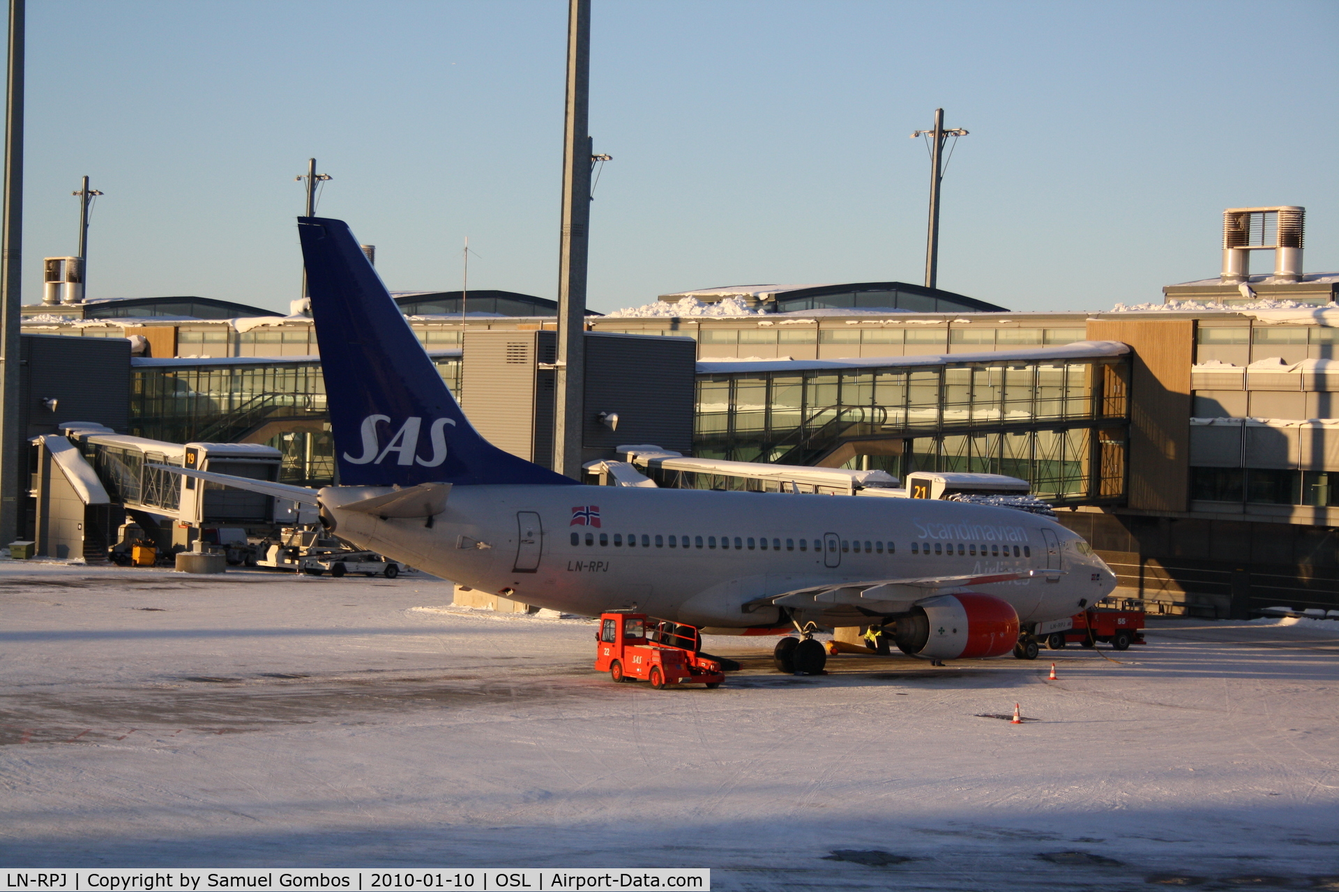 LN-RPJ, 2000 Boeing 737-783 C/N 30192, LN-RPJ Standing at the Gate soon ready for departure to Tromsø (TOS)
