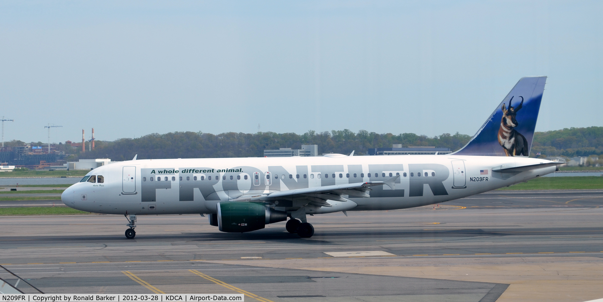 N209FR, Airbus A320-214 C/N 4641, Taxi DCA