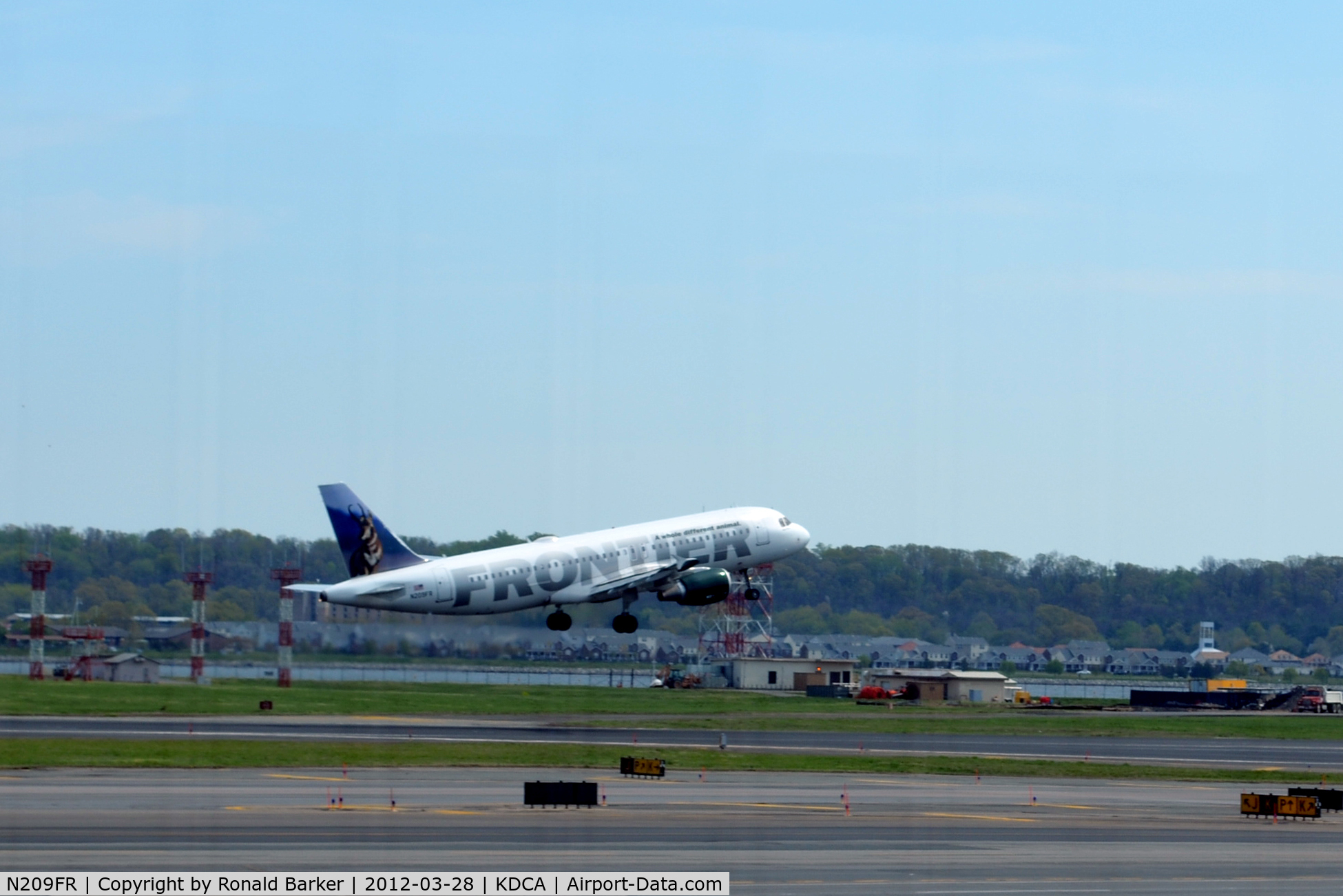 N209FR, Airbus A320-214 C/N 4641, Takeoff DCA