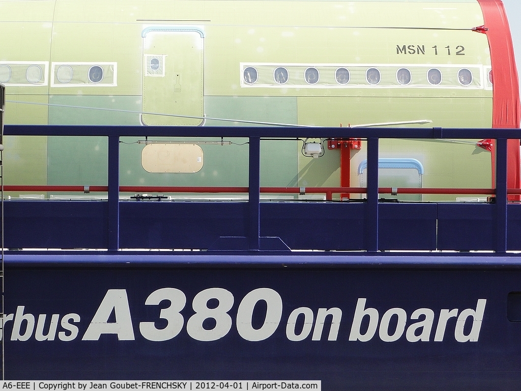 A6-EEE, 2012 Airbus A380-861 C/N 112, déchargement au port de Pauillac pour la descente de la Garonne vers Langon puis Toulouse.