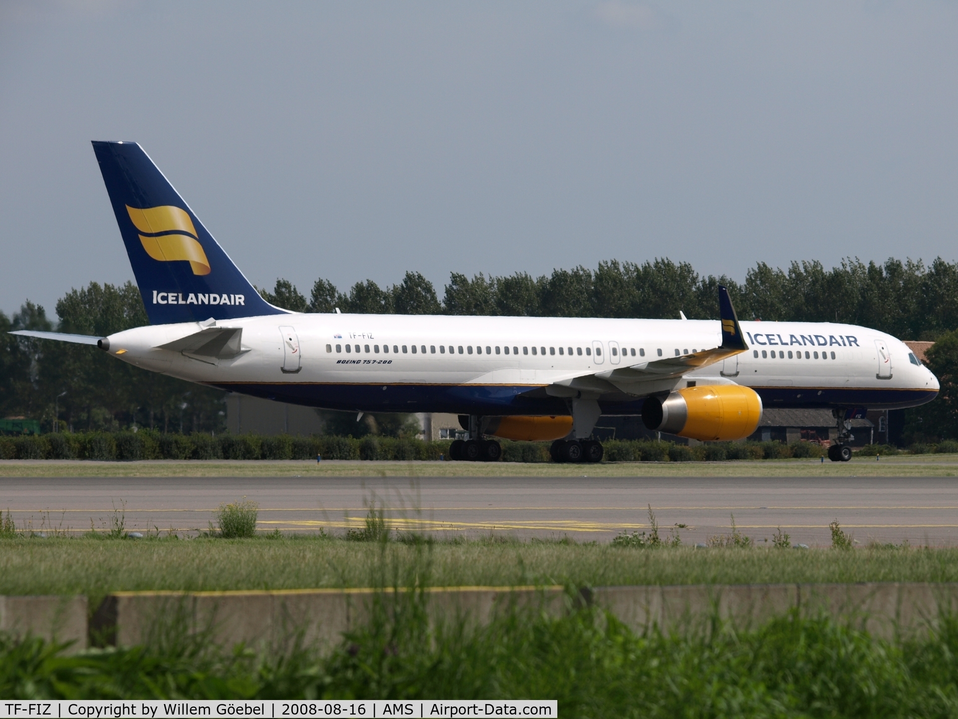 TF-FIZ, 2000 Boeing 757-256 C/N 30052, Taxi to the gate of Schiphol Airport