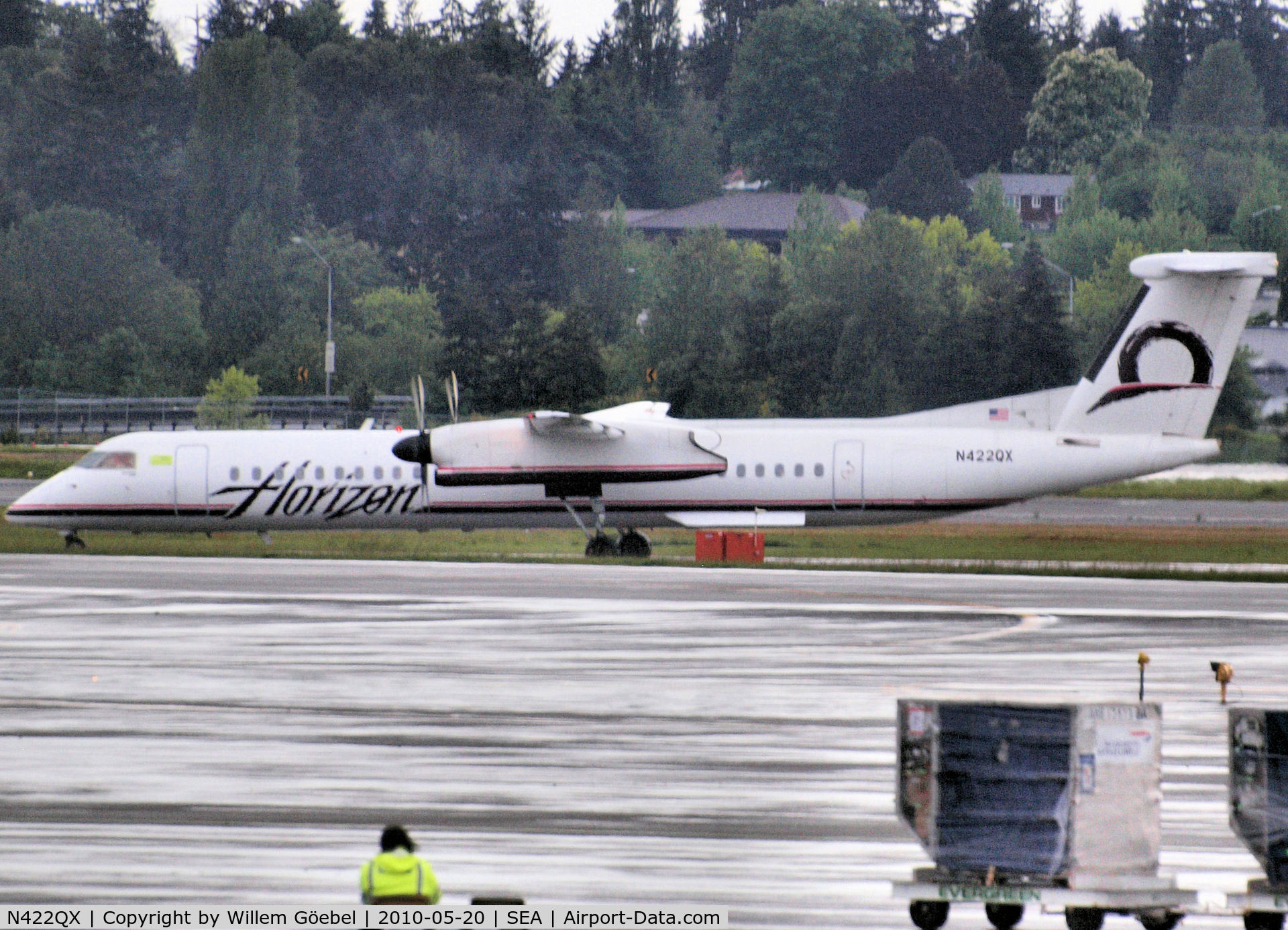 N422QX, 2007 Bombardier DHC-8-402 Dash 8 C/N 4150, Taxi to the runway of Seattle Airport