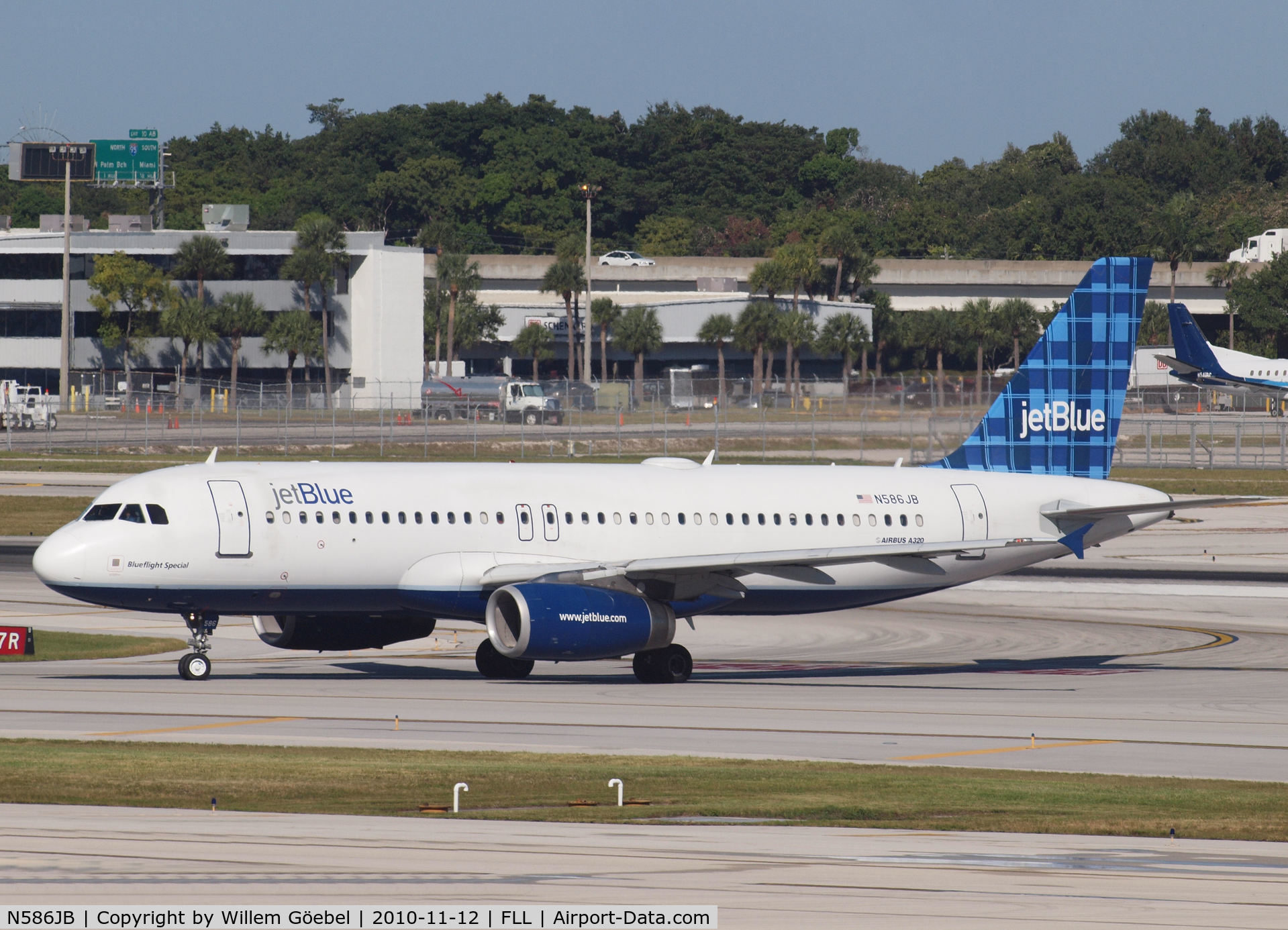 N586JB, 2004 Airbus A320-232 C/N 2160, Taxi to the gate of FLL airport